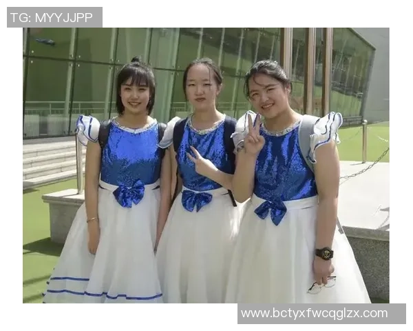 足球明星与女生亲密合照展现青春活力与运动魅力的完美瞬间